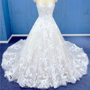 Elegant Ivory Lace Up Wedding Dress